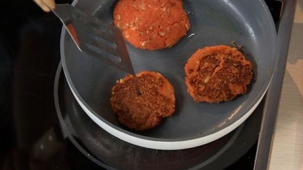 Рецепт морковных котлеток с салатом из молодого шпината