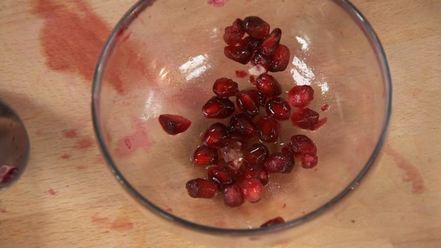 Рецепт морковных котлеток с салатом из молодого шпината