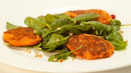 Рецепт морковных котлеток с салатом из молодого шпината