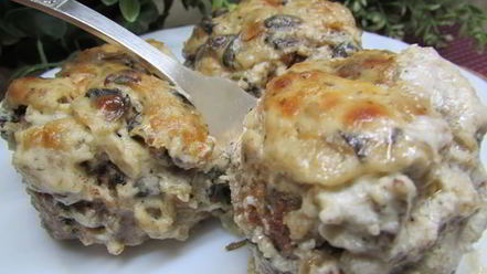 Рецепт мясных котлет под сметанным соусом