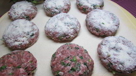 Рецепт мясных котлет под сметанным соусом