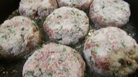 Рецепт мясных котлет под сметанным соусом