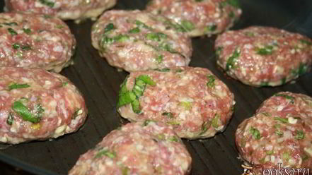 Рецепт пикантных котлеток-гриля с кинзой