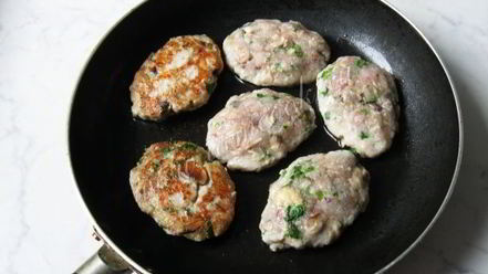 Рецепт рыбных котлет с сыром и грибами