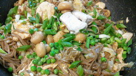 Рецепт лапши с курицей и овощами