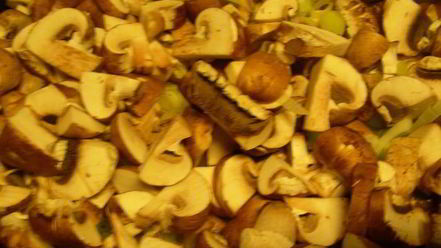 Рецепт лазаний с грибами, луком-пореем и сыром чеддер