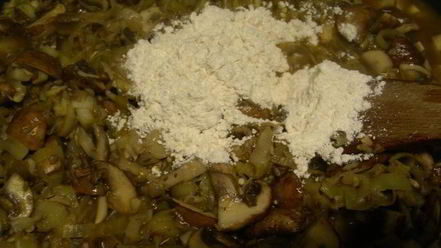 Рецепт лазаний с грибами, луком-пореем и сыром чеддер