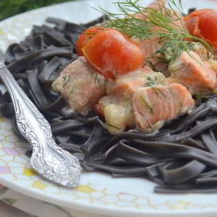 Рецепт Черной пасты со сливочной форелью