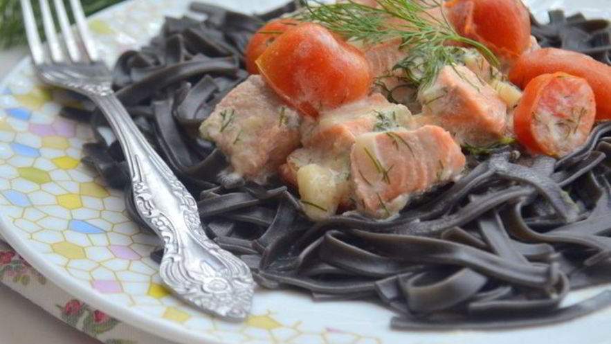 Рецепт черной пасты со сливочной форелью