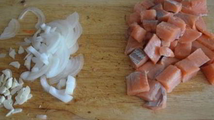 Рецепт черной пасты со сливочной форелью