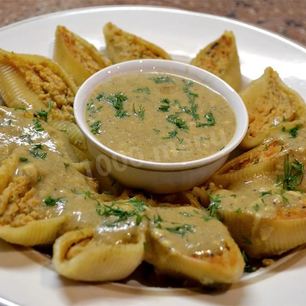 Рецепт Фаршированных макарон ракушки под грибным соусом