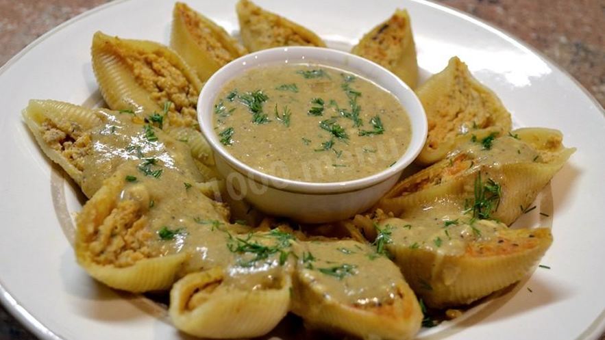 Рецепт фаршированных макарон ракушки под грибным соусом