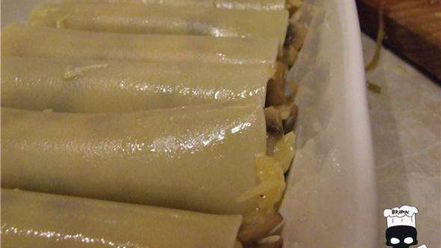 Рецепт каннеллонь с грибами и креветками под пикантным соусом