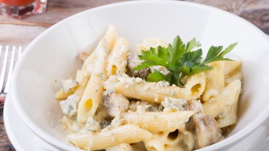 Рецепт макарон с курицей, медом и соевым соусом