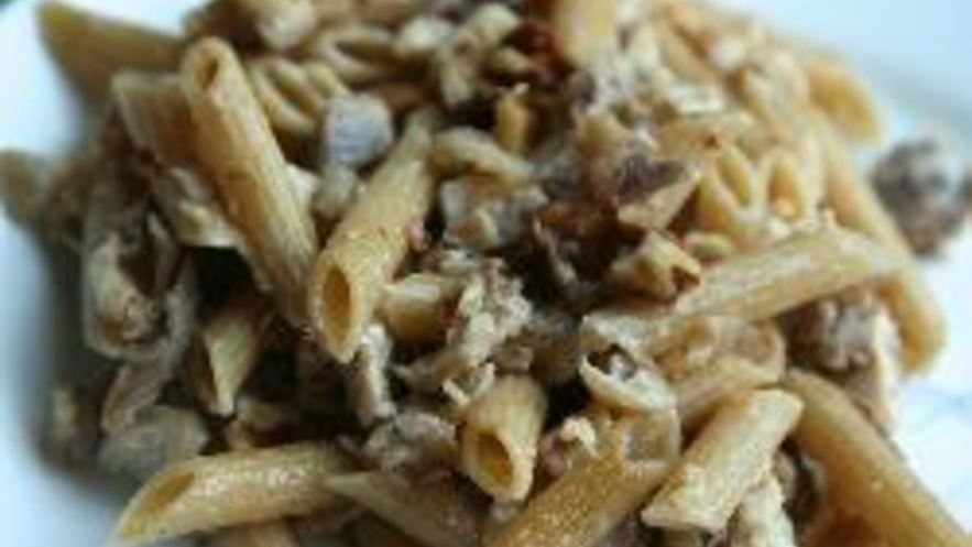 Рецепт макарон с отварной курицей и грецкими орехами