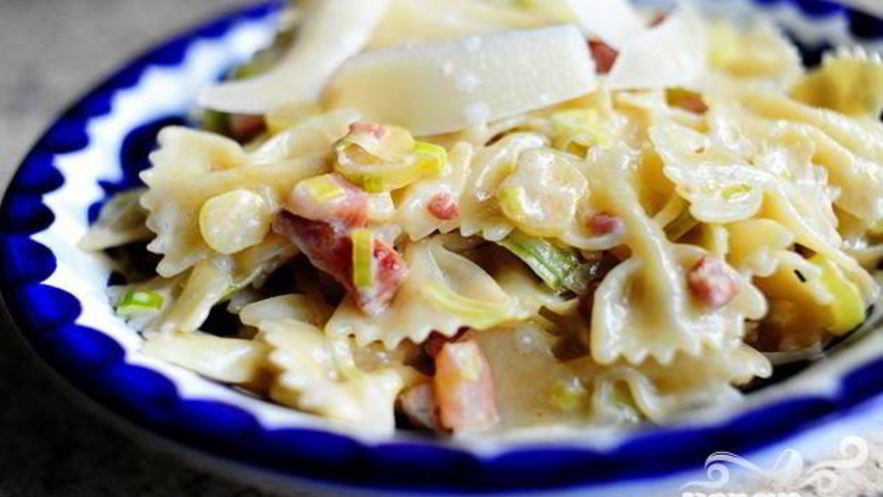 Рецепт пасты с беконом и луком