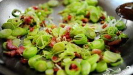 Рецепт пасты с беконом и луком