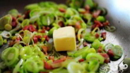 Рецепт пасты с беконом и луком