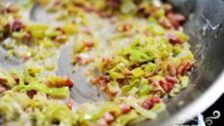 Рецепт пасты с беконом и луком