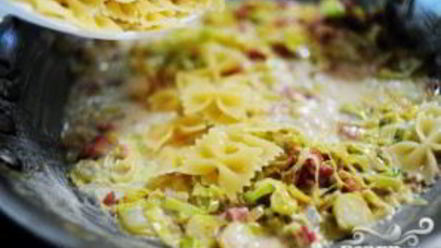 Рецепт пасты с беконом и луком