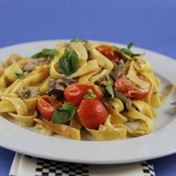 Рецепт Пасты с грибами, томатами черри и соусом со сливками и песто