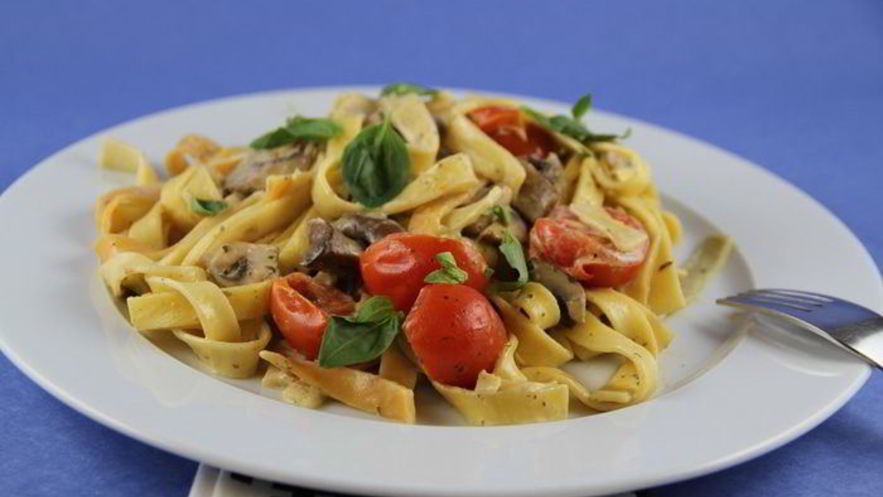 Рецепт пасты с грибами, томатами черри и соусом со сливками и песто