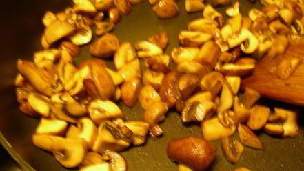 Рецепт пасты с грибами, томатами черри и соусом со сливками и песто