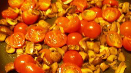 Рецепт пасты с грибами, томатами черри и соусом со сливками и песто