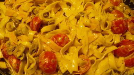 Рецепт пасты с грибами, томатами черри и соусом со сливками и песто