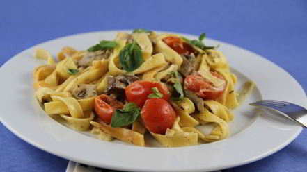 Рецепт пасты с грибами, томатами черри и соусом со сливками и песто