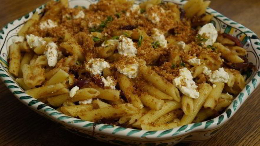 Рецепт пасты с карамелизированным луком и свежим сыром