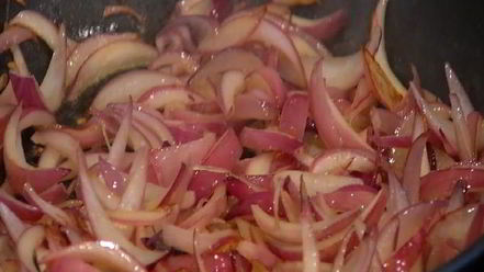 Рецепт пасты с карамелизированным луком и свежим сыром