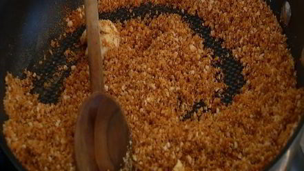 Рецепт пасты с карамелизированным луком и свежим сыром