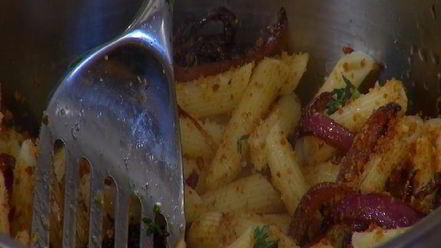 Рецепт пасты с карамелизированным луком и свежим сыром