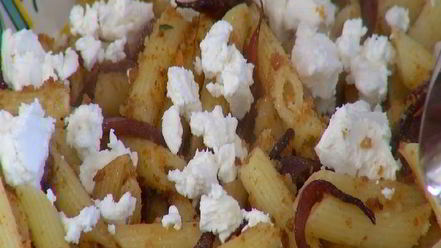 Рецепт пасты с карамелизированным луком и свежим сыром