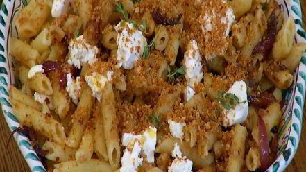 Рецепт пасты с карамелизированным луком и свежим сыром