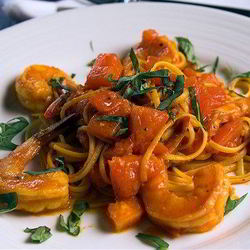 Рецепт Пасты с креветками, сливочно-томатным соусом и вермутом