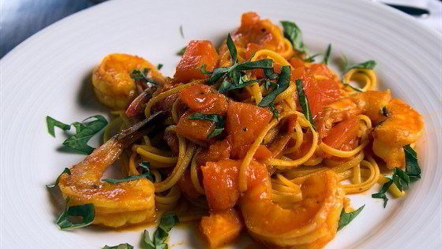 Рецепт пасты с креветками, сливочно-томатным соусом и вермутом