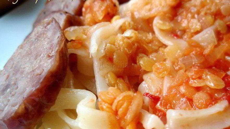 Рецепт пасты с купатами под соусом из чечевицы