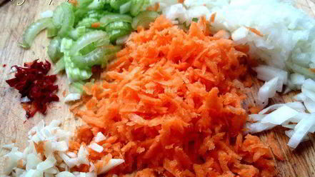 Рецепт пасты с купатами под соусом из чечевицы