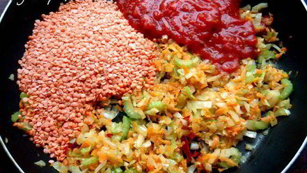 Рецепт пасты с купатами под соусом из чечевицы