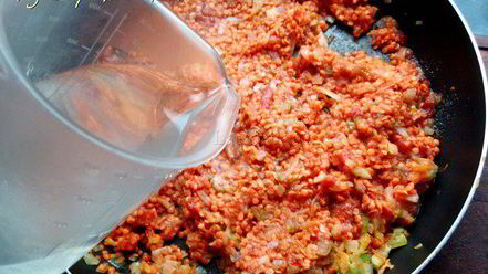 Рецепт пасты с купатами под соусом из чечевицы