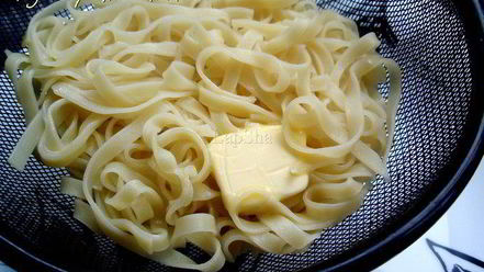 Рецепт пасты с купатами под соусом из чечевицы