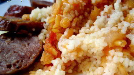 Рецепт пасты с купатами под соусом из чечевицы