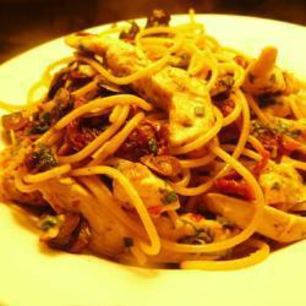 Рецепт Пасты с курицей, маслинами и вялеными помидорами