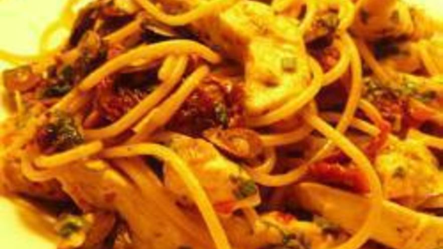 Рецепт пасты с курицей, маслинами и вялеными помидорами