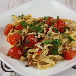 Рецепт Пасты с сардинами, помидорами черри и кедровыми орешками