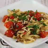 Паста с сардинами, помидорами черри и кедровыми орешками