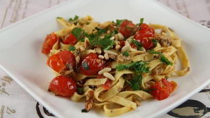 Рецепт Пасты с сардинами, помидорами черри и кедровыми орешками