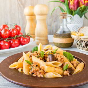 Рецепт Пасты с соусом из курицы и баклажанов